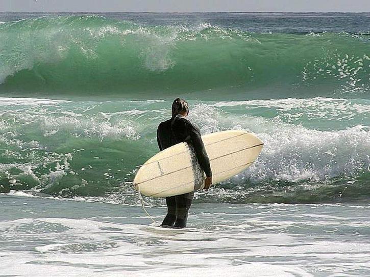 surfers-surfing-ocean-waves-surfboards-725x544