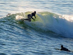Surfer sur la vague et surfer dans l'eau